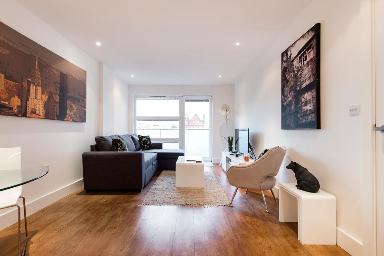 Luxury 2-Bed Flat Parking And Close To The Tube Londen Buitenkant foto
