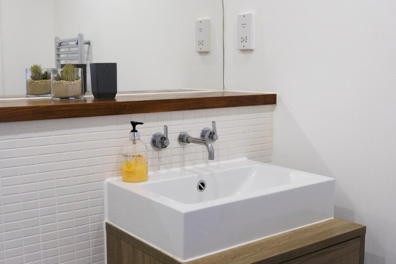 Luxury 2-Bed Flat Parking And Close To The Tube Londen Buitenkant foto
